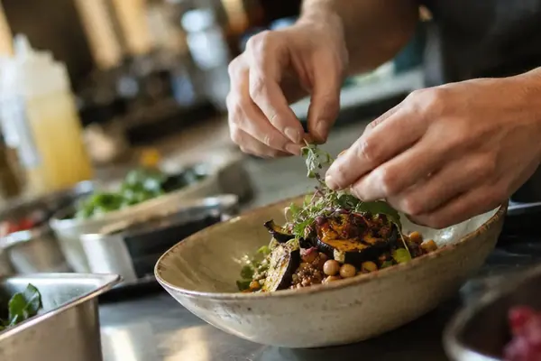 Guía para encontrar opciones plant-based en restaurantes no veganos de Sevilla